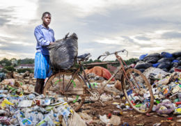小男孩在 gayaza 收集垃圾谋生。 kitezi, 乌干达